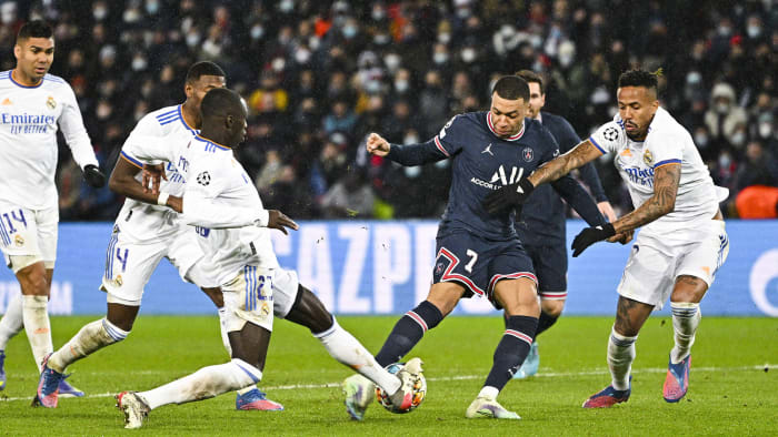 Kylian Mbappé takes on Real Madrid's defense